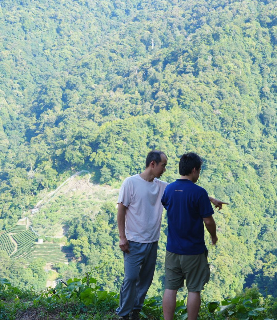知果堂與合作農友一同眺望高山產區與茶園